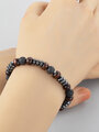 Luxusní náramek z 0,6 cm velkých korálků lávového kamene, doplněno hematitem a dřevěnými korálky