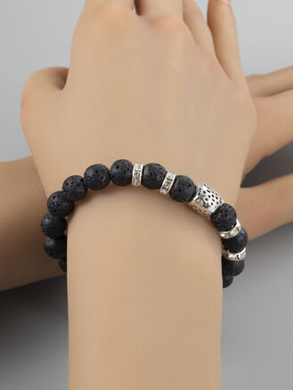 Krásný masivní náramek z korálků černého lávového kamene o průměru 0,8 cm a gepardem