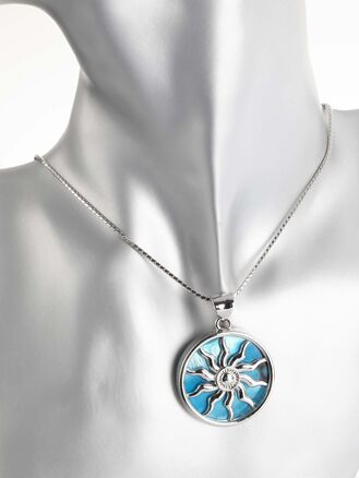 Krásný přívěsek ve tvaru kruhu s motivem slunce s modrou perletí 