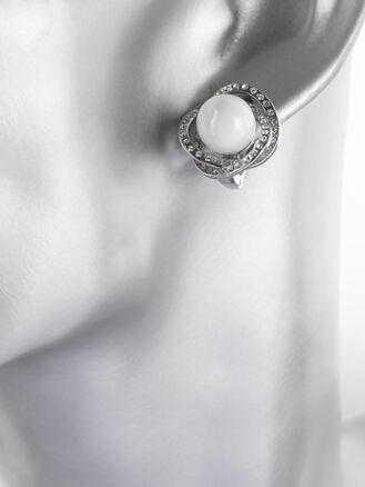 Krásné náušnice s keramickými kuličkami s drobnými krystaly z chirurgické oceli 