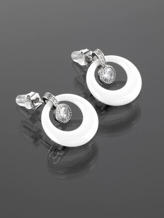 Krásné náušnice s kroužky z barvené keramiky a výrazným čirým krystalem z chirurgické oceli