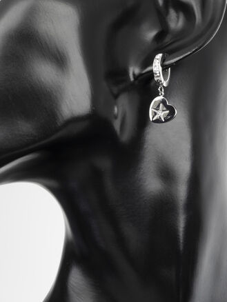 Krásné kruhové náušnice s přívěsky srdíček s drobným čirým krystalem z chirurgické oceli 