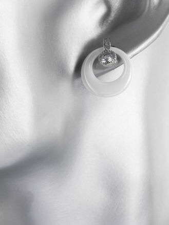 Krásné náušnice s kroužky z barvené keramiky a výrazným čirým krystalem z chirurgické oceli