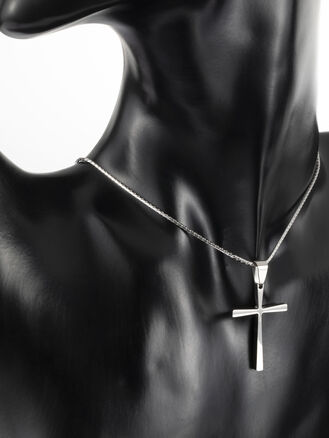 Exkluzivní přívěsek ve tvaru kříže z chirurgické oceli