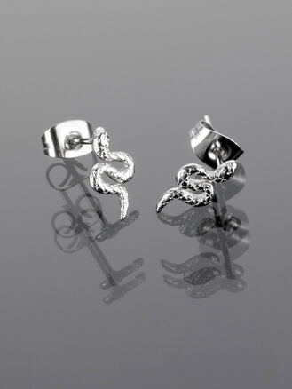 Krásné drobné náušnice ve tvaru hada z chirurgické oceli s rytými detaily