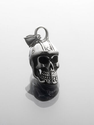 Stylový přívěsek z leštěné chirurgické oceli lebka s helmou