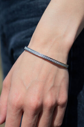 Krásný náramek z chirurgické oceli s řadou drobných čirých krystalů 