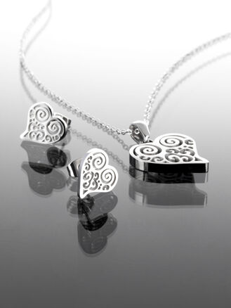 Luxusní sada náušnic a přívěsku na řetízku z chirurgické oceli se srdíčky s rytými motivy