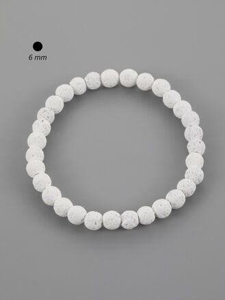 Krásný úzký náramek z korálků bílého lávového kamene o průměru 0,6 cm