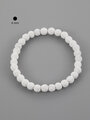 Krásný úzký náramek z korálků bílého lávového kamene o průměru 0,6 cm