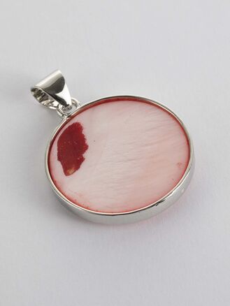 Krásný přívěsek ve tvaru kruhu s motivem slunce s růžovou perletí