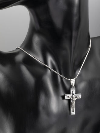 Malý přívěsek ve tvaru kříže s Ježíšem Kristem z chirurgické oceli