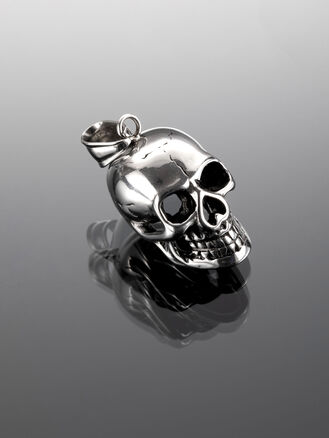 Exkluzivní přívěsek ve tvaru plastické lebky