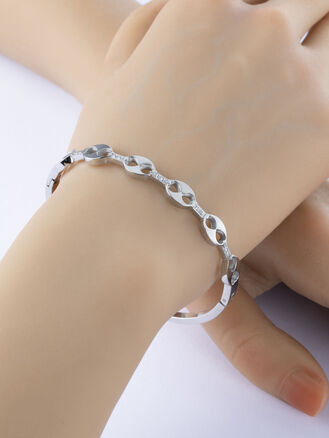 Zajímavý náramek z chirurgické oceli se stylizovanými srdíčky