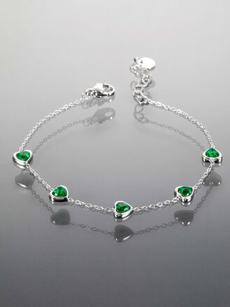 Decentní řetízkový náramek z chirurgické oceli ozdobený malými srdíčky s kamínky