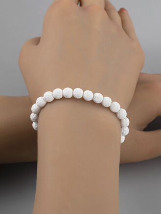 Krásný úzký náramek z korálků bílého lávového kamene o průměru 0,6 cm