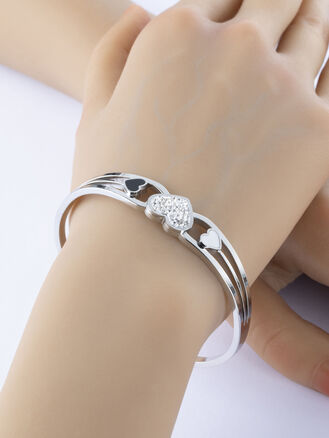 Elegantní náramek z chirurgické oceli se třemi srdíčky a kamínky