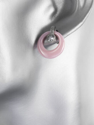 Krásné náušnice s kroužky z barvené keramiky a výrazným čirým krystalem z chirurgické oceli