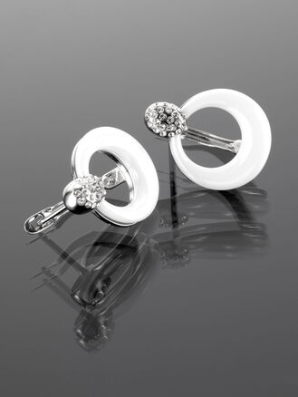 Krásné náušnice s kroužky z barvené keramiky a drobnými krystaly z chirurgické oceli