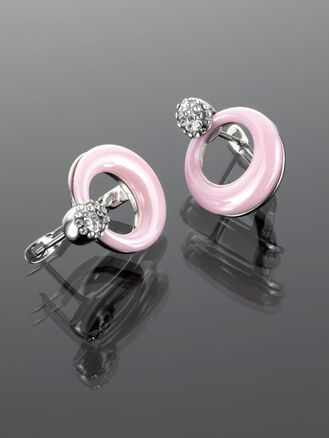 Krásné náušnice s kroužky z barvené keramiky a drobnými krystaly z chirurgické oceli