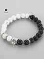Krásný masivní náramek z korálků černého lávového kamene a bílého magnezitu s gepardem