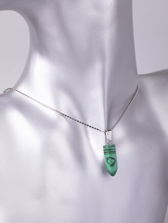 Exkluzivní amulet ve tvaru špice z malachitu 