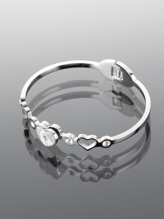 Elegantní náramek z chirurgické oceli se třemi srdíčky 