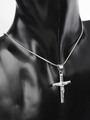 Exkluzivní přívěsek ve tvaru úzkého kříže s Ježíšem z chirurgické oceli 