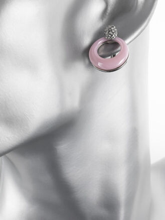 Krásné náušnice s kroužky z barvené keramiky a drobnými krystaly z chirurgické oceli