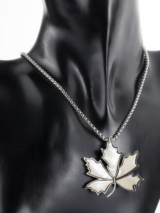 Krásná brož ve tvaru javorového listu s bílou perletí 