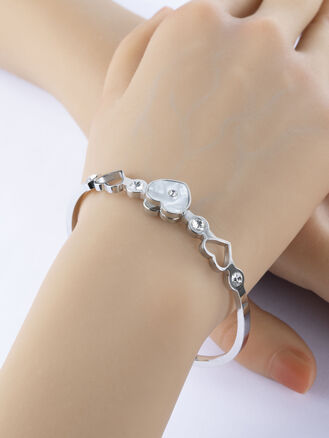 Elegantní náramek z chirurgické oceli se třemi srdíčky 