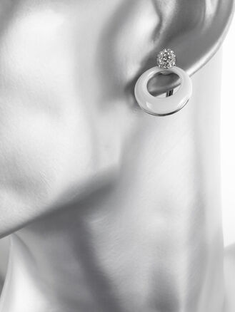 Krásné náušnice s kroužky z barvené keramiky a drobnými krystaly z chirurgické oceli