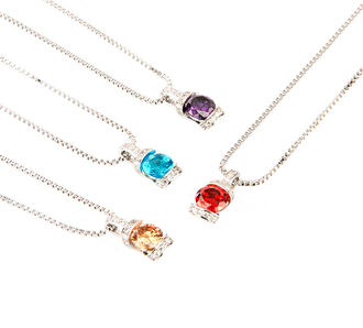 Luxusní náhrdelník s barevným krystalem zasazeným mezi kroužky s čirými krystaly