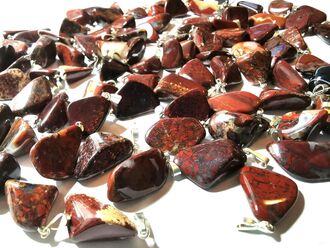 Přívěsek z brekciového jaspisu