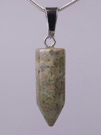 Exkluzivní amulet ve tvaru špice z unakitu 