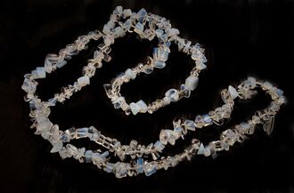 Opalit - měsíční kámen - sekaný dlouhý náhrdelník