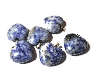 Masivní přívěsek ve tvaru srdce ze sodalitu