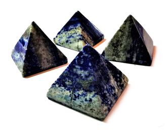 Lapis lazuli ve tvaru pyramidy