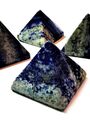 Lapis lazuli ve tvaru pyramidy