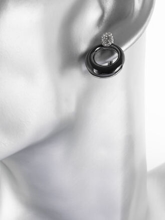 Krásné náušnice s kroužky z barvené keramiky a drobnými krystaly z chirurgické oceli