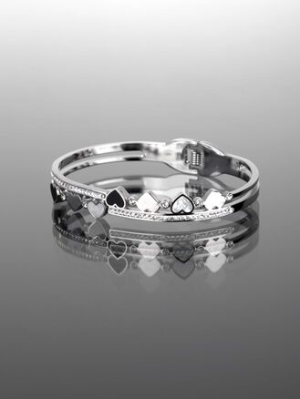 Krásný náramek z chirurgické oceli s drobnými srdíčky a krystaly