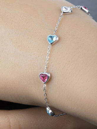 Luxusní náramek z chirurgické oceli se srdíčky s modrými a červenými krystaly