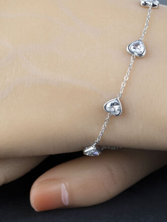 Luxusní náramek z chirurgické oceli se srdíčky s čirými krystaly