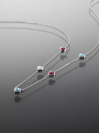 Luxusní náhrdelník z chirurgické oceli s drobnými srdíčky s barevnými krystaly