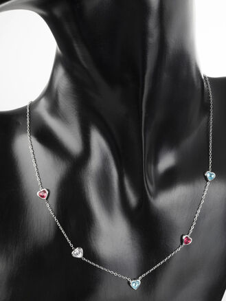 Luxusní náhrdelník z chirurgické oceli s drobnými srdíčky s barevnými krystaly