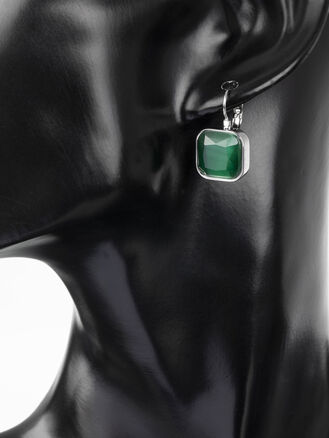 Luxusní masivní náušnice z chirurgické oceli s výrazným zeleným krystalem ve tvaru čtverce