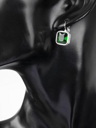 Luxusní náušnice z chirurgické oceli se zeleným krystalem ve tvaru čtverce s drobnými krystaly