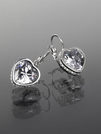 Luxusní náušnice z chirurgické oceli s výrazným čirým zirkonem ve tvaru srdce s drobnými zirkony