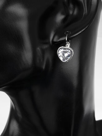 Luxusní náušnice z chirurgické oceli s výrazným čirým zirkonem ve tvaru srdce s drobnými zirkony