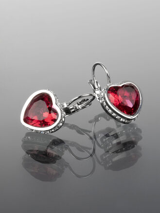 Luxusní náušnice z chirurgické oceli s výrazným rudým krystalem ve tvaru srdce s drobnými krystaly